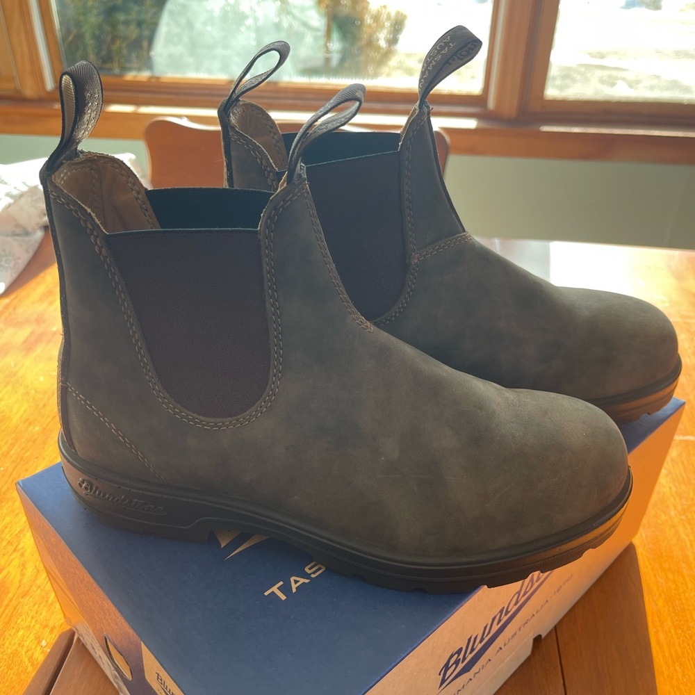 Blundstone Chelsea boot. Size 8.5 and rustic brown.